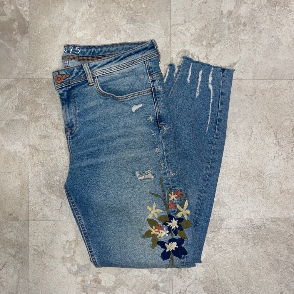Zara Light Wash Embroidered Cropped Skinny Jeans